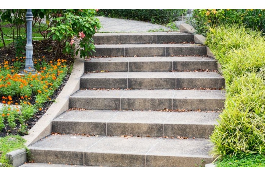 Bloki schodowe: kiedy warto zastosować je w ogrodzie?
